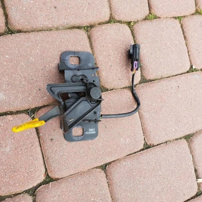 Zamek maski przedniej czujnik Zafira C 39066723