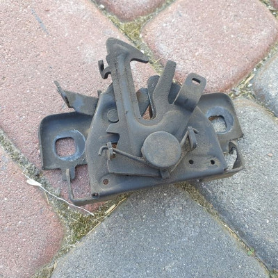 Zamek maski rygiel Vivaro B Trafic III 656015563R