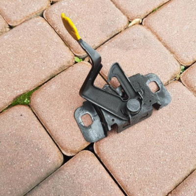 Zamek rygiel maski Europa Opel Zafira C 13371989