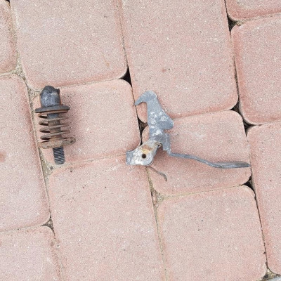 Zamek rygiel maski Opel Astra H III