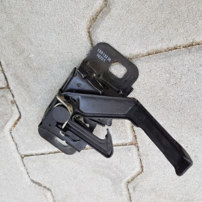 Zamek rygiel maski Opel Insignia 13313236