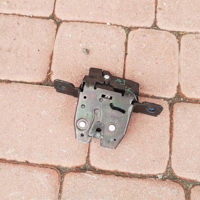 Zamek tylnej klapy Opel Astra J IV 13578941