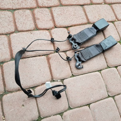 Zapięcie pasów pasa 2 rząd Opel Zafira C 13251489