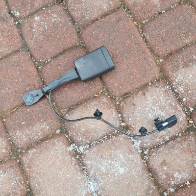 Zapinka pasa lewa Opel Mokka 95131545