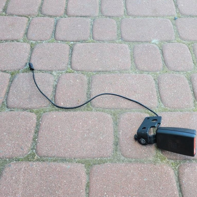 Zapinka pasa lewy tył Opel Corsa E 13427736