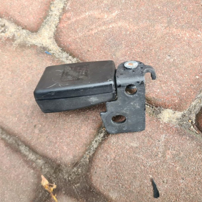 Zapinka pasów lewy tył Opel Corsa E 13274778