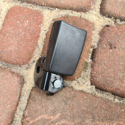 Zapinka pasów prawy tył Opel Corsa E 13276908