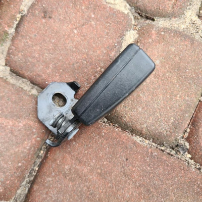 Zapinka pasów środek Opel Corsa D 13274779