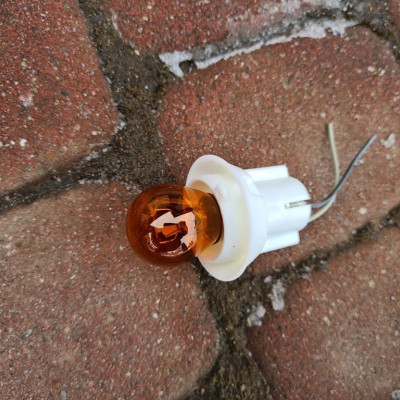 Żarówka oprawka kierunek Opel Combo D