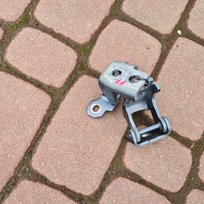 Zawias drzwi prawy przód Renault Clio IV