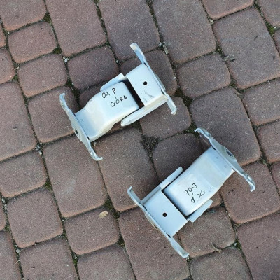 Zawias drzwi tylnych prawy Vivaro B Trafic III