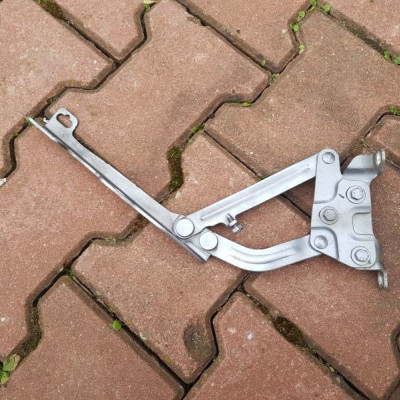 Zawias maski lewy Opel Corsa D 13311902