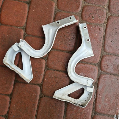 Zawias maski prawy biały Opel Combo D