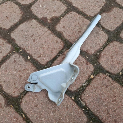 Zawias maski prawy biały Opel Mokka 95141369