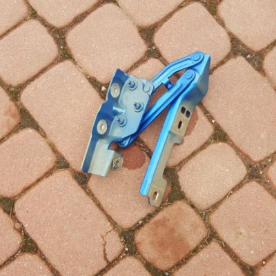 ZAWIAS MASKI PRAWY OPEL ASTRA J GM 20879203RH