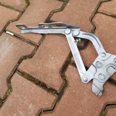 Zawias maski prawy Opel Corsa D 13311903