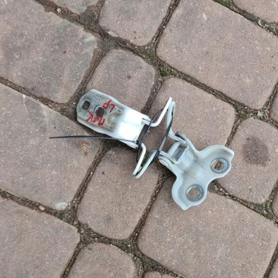 Zawias zawiasy drzwi przód lewe kpl OPEL Mokka