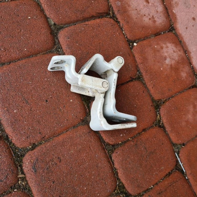 Zawias zawiasy tył tylne lewy Opel Combo D