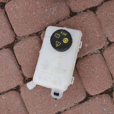 Zbiorniczek płynu hamulcowego Vivaro B Trafic III