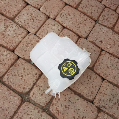 Zbiorniczek wyrównawczy Opel Astra J IV 4 13393368