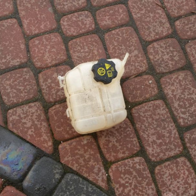 Zbiorniczek wyrównawczy Opel Insignia