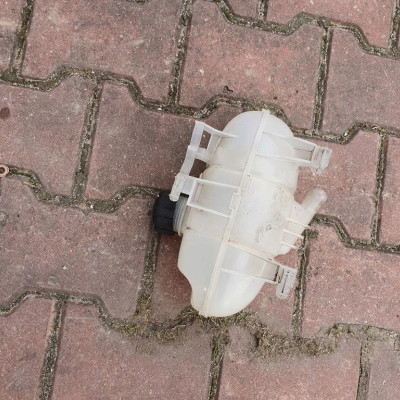 Zbiorniczek wyrównawczy Vivaro B Trafic 217101893R