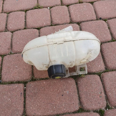 Zbiorniczek wyrównawczy Vivaro B Trafic III