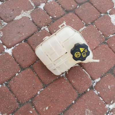 Zbiorniczek z czujnikiem Opel Insignia 13220124