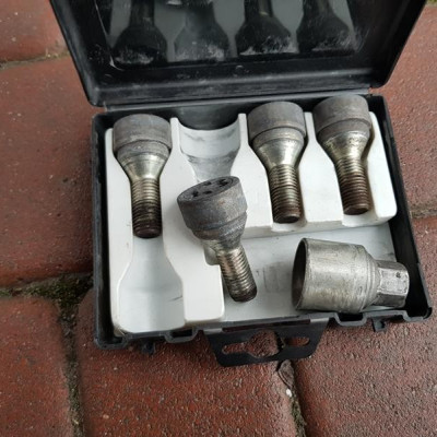 Zestaw śrub zabezpieczających Opel Corsa D