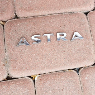 Znaczek emblemat klapy Opel Astra J 4 IV