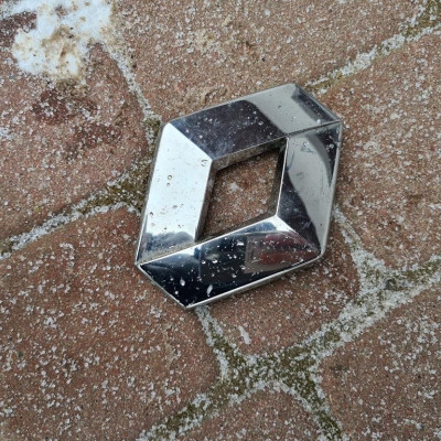 Znaczek przód Renault 908897437R