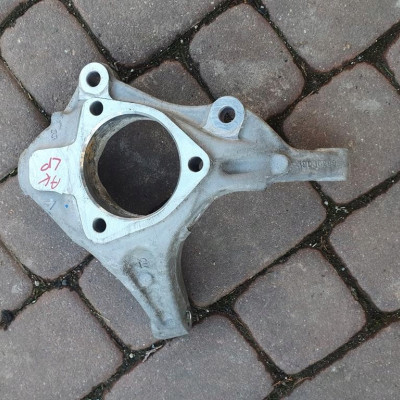 Zwrotnica przód lewa Opel Astra K 5 V 39030299