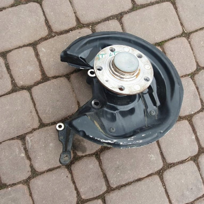 Zwrotnica tył tylna lewa piasta VW Jetta 5C6