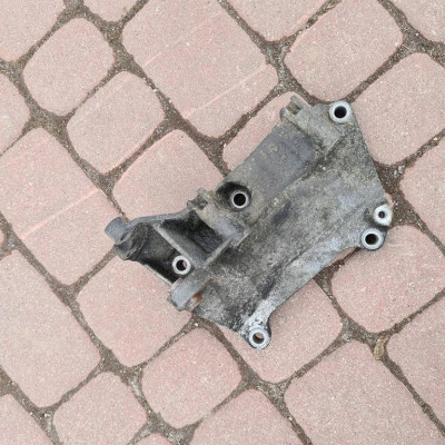 Łapa mocowanie silnika Vivaro Trafic 7700113199