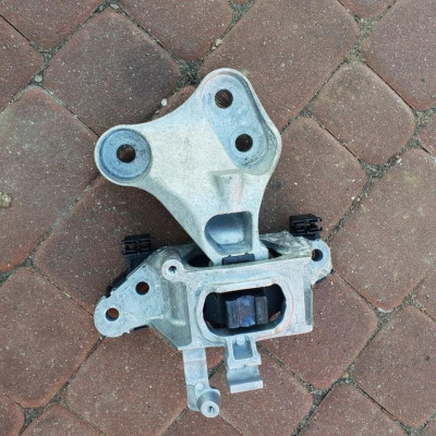 Łapa podpora skrzyni Opel Astra K V 39176565