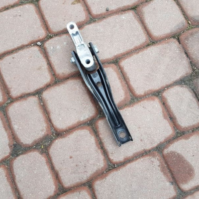 Łapa podpora skrzyni Passat B8 2017r 5Q0199855P