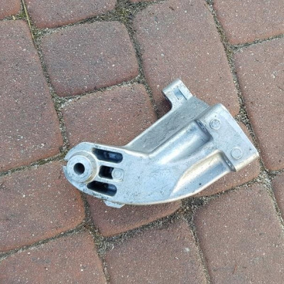 Łapa podszuka silnika Mercedes W218 A6422235404