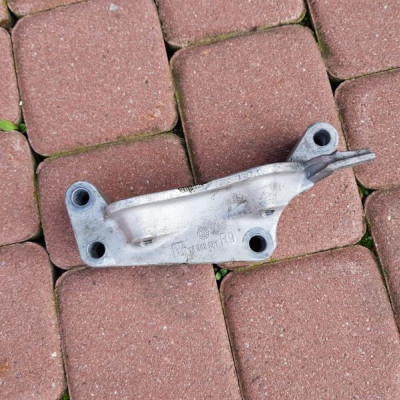 Łapa poduszka silnika 1.6 Opel Astra J IV 13343561