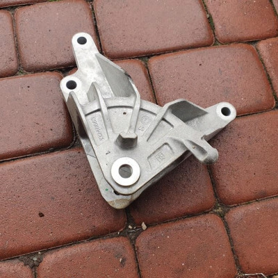 Łapa poduszka silnika 1.6T Opel Zafira C 13248663