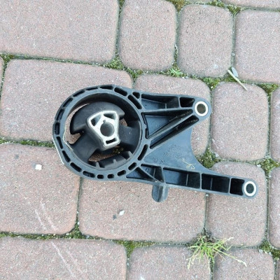 Łapa poduszka silnika J9 Opel Zafira C 13248600