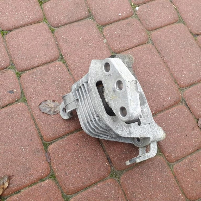Łapa poduszka silnika Opel Astra J 4 IV 13347451