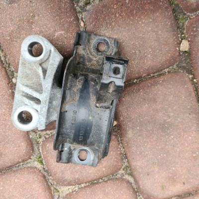 Łapa poduszka silnika Opel Corsa E 13130745