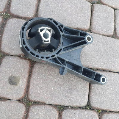 Łapa poduszka silnika Opel Zafira C 13248600 J9
