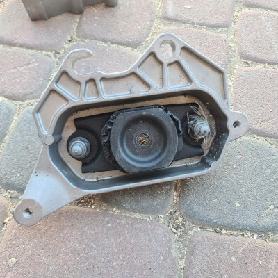 Łapa poduszka skrzyni Renault Captur II 112536909R