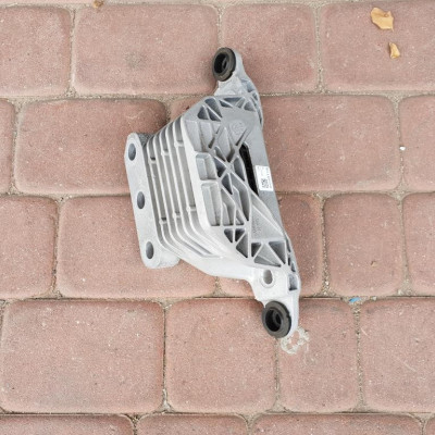 Łapa silnika 1.6CDTI Opel Insignia B 84240118 CN