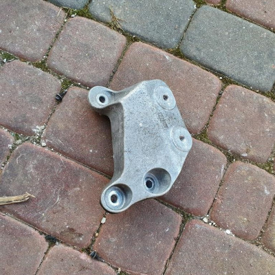 Łapa skrzyni uchwyt Opel Astra K 5 V 13389321