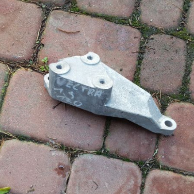 ŁAPA WSPORNIK SKRZYNI OPEL VECTRA C 1,9 13178660