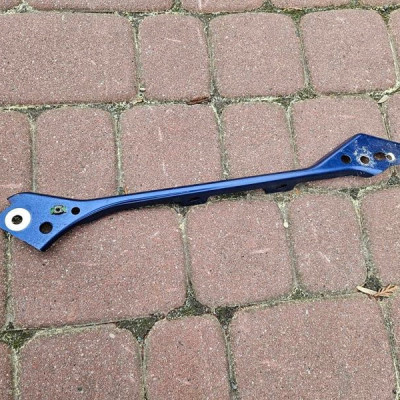 Wspornik górny belki lewy uchwyt wzmocnienie OPEL Astra K V