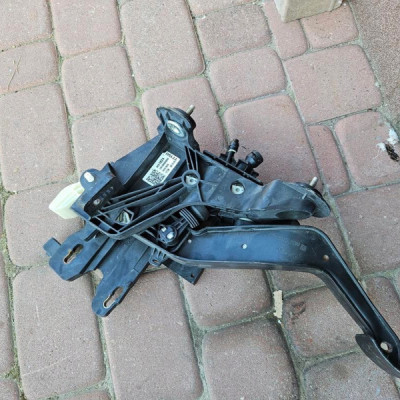 Pedał sprzęgła manual EUROPA Opel Insignia B 84201824