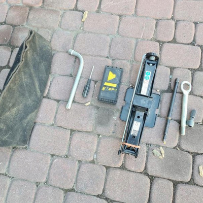 Zestaw naprawczy koła podnośnik wkrętka klucz Opel COMBO D FIAT DOBLO II 2